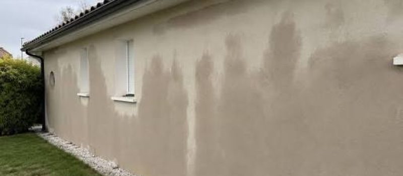 mur humide après la pluie